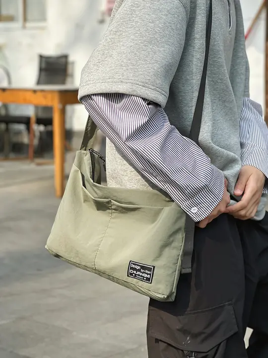 軽量ナイロン製防水ショルダーバッグ【シンプルデザイン・通勤・カジュアル】