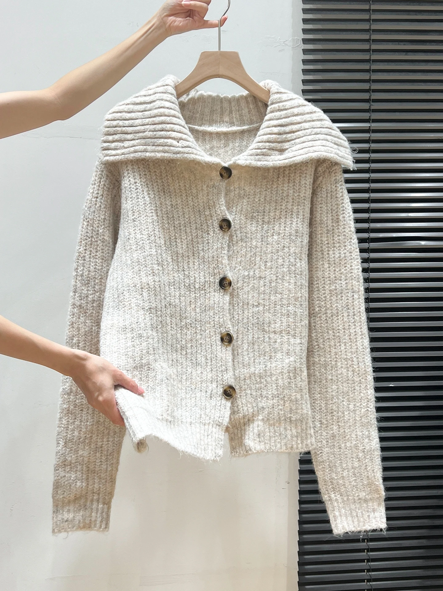 カーディガンの中に入れる服は、本当にどう選ぶ？