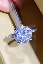 華やかな輝きのラウンドダイヤモンドリング【シンプル・フルセット・結婚祝いに最適】