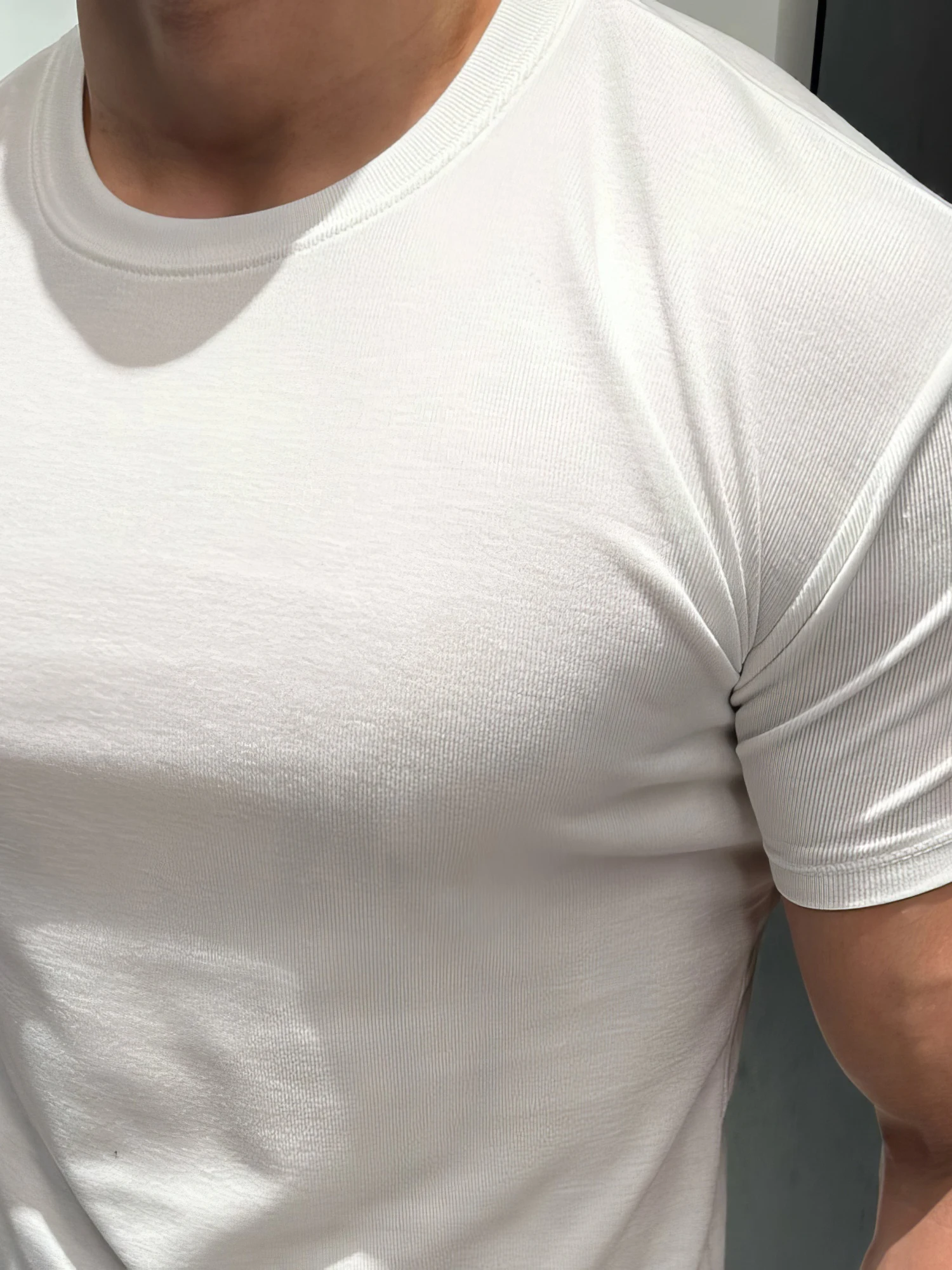 メンズTシャツが似合う体型を選ぶには？カットオフや無地の選び方まで徹底解説