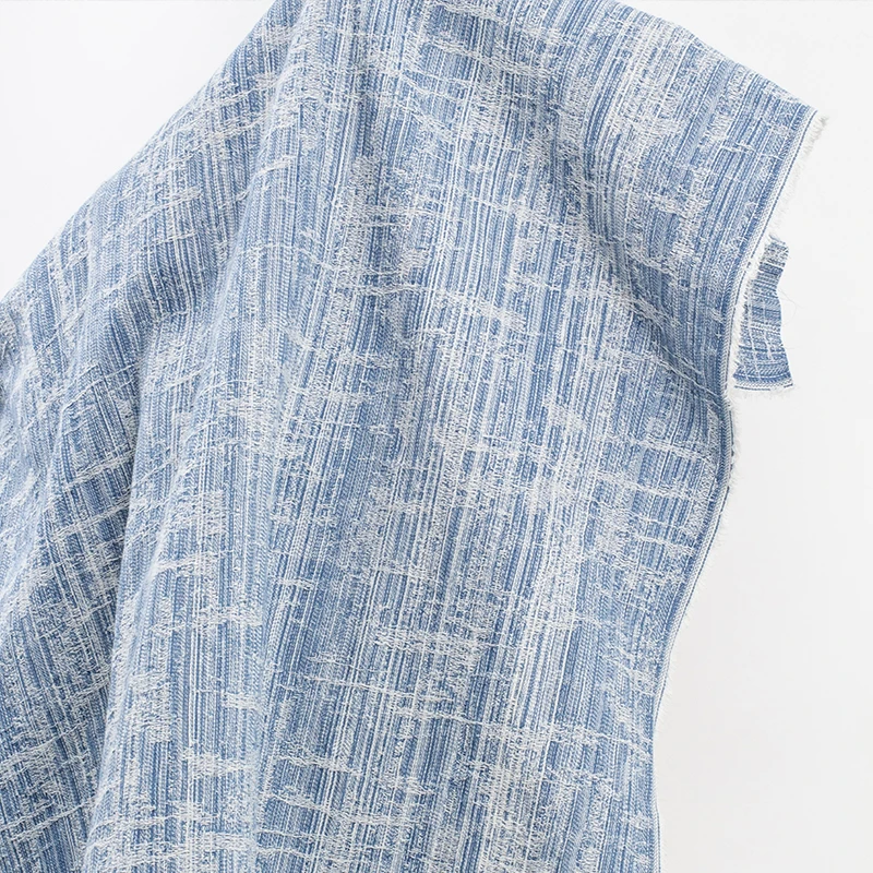 青いウォッシュドデニム生地：厚手提花タイプの手作り服装デザインに最適な素材