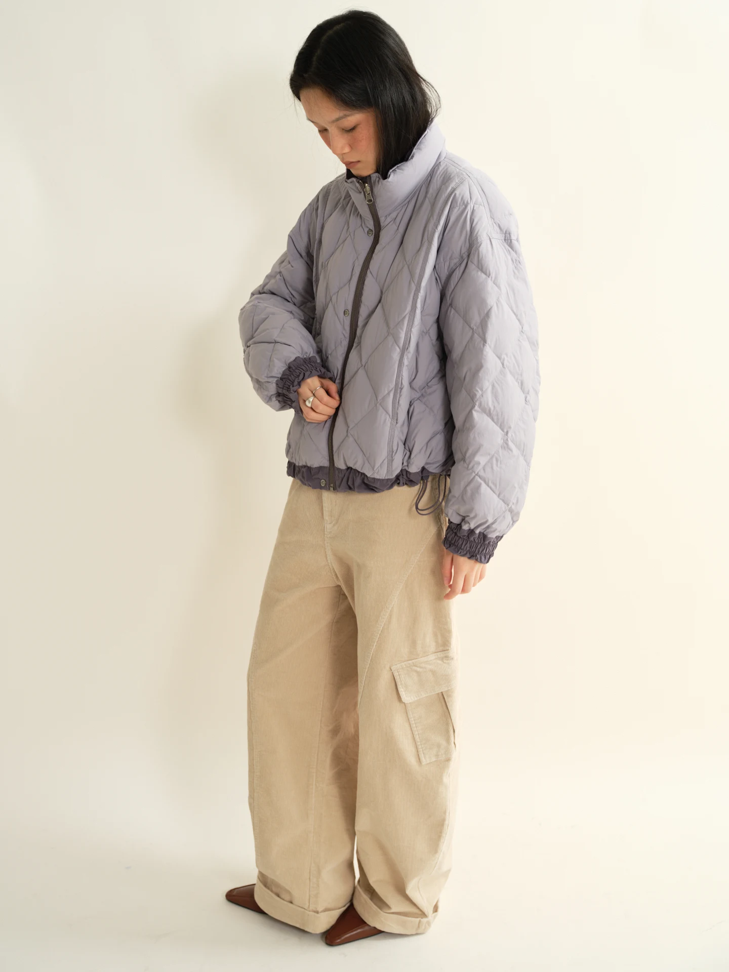 立体的なシルエットのコーデュロイ工事パンツ【分割デザイン】：パンツ スリット の機能と実用性を解説