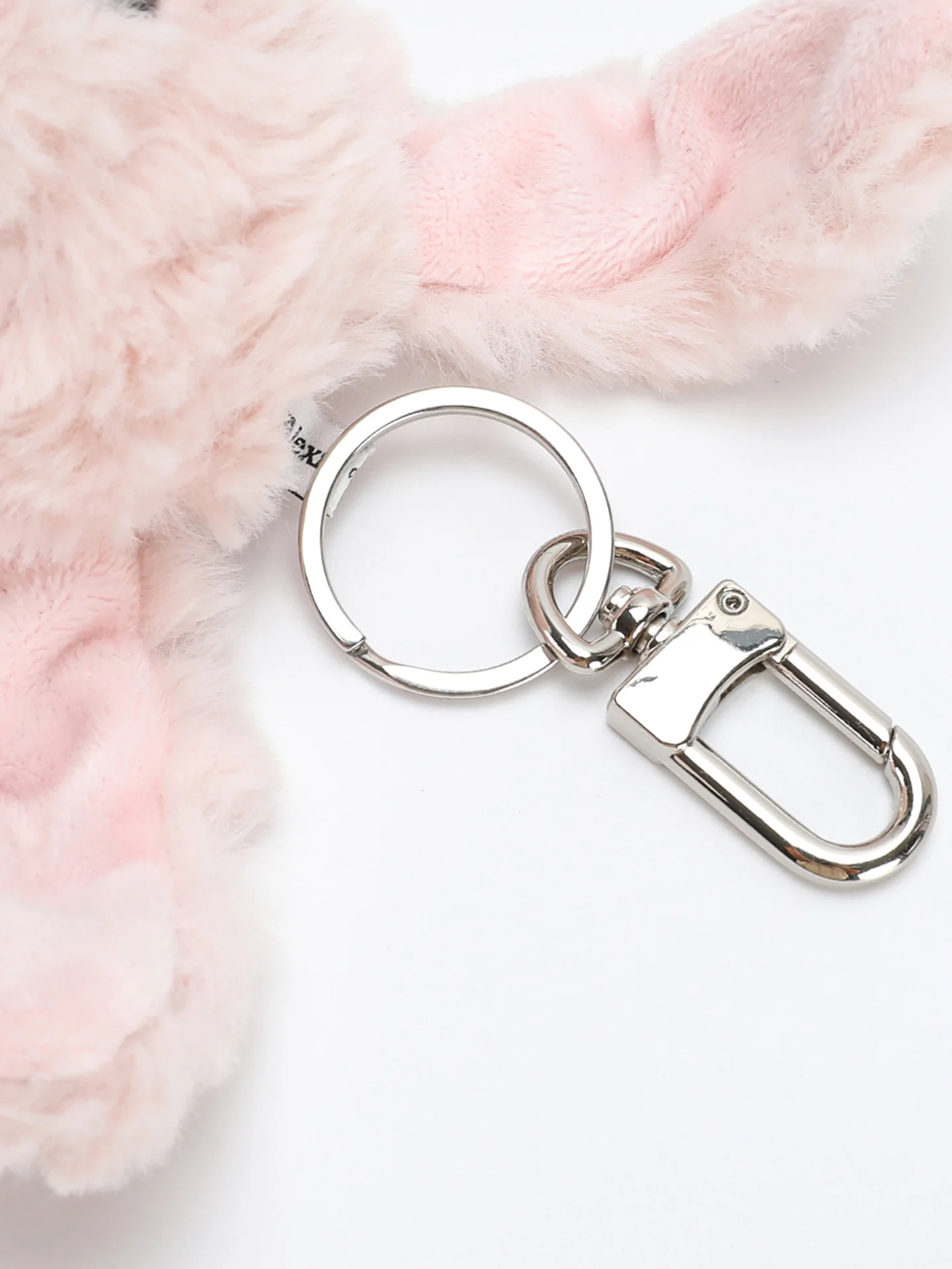 冬キャンプで体を温め  るのに、これひとつで十分？かわいらしいピンクうさぎ毛布の本当の価値とは