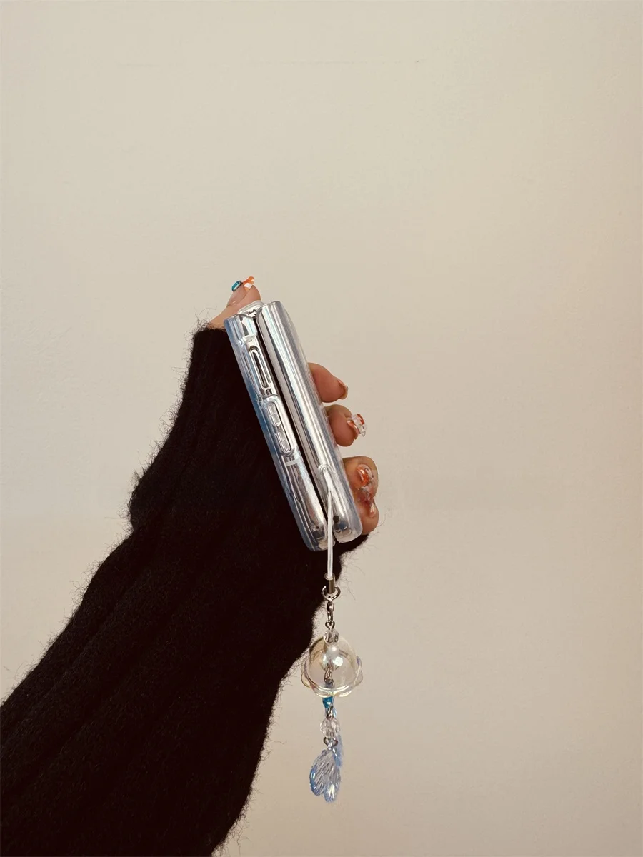 折りたたみ式スマートフォンケースのガジェット レビュー：キラキラの蝶結び付きモデルの実用性と環境配慮