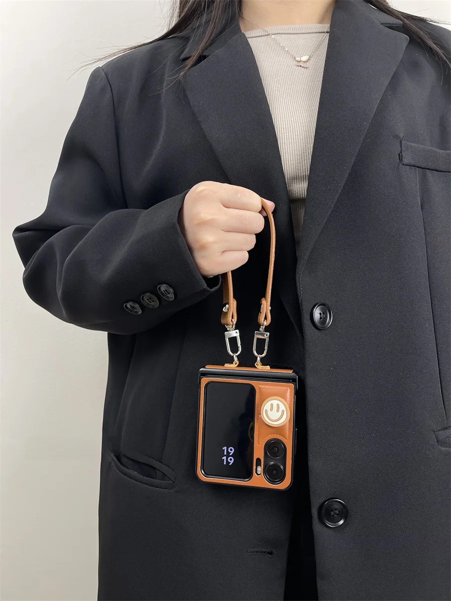 秋冬向けキャラデザインのカラメル色スマートフォンケース：折りたたみ式で防落下と個性的なデザインを実現