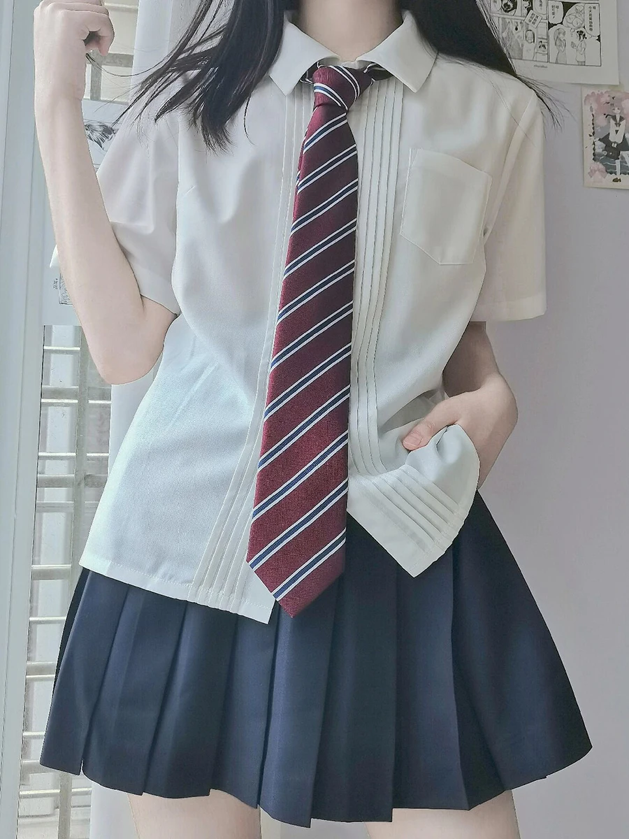 大人可愛いの本質とは？学院風シャツで実現する自然な美しさ