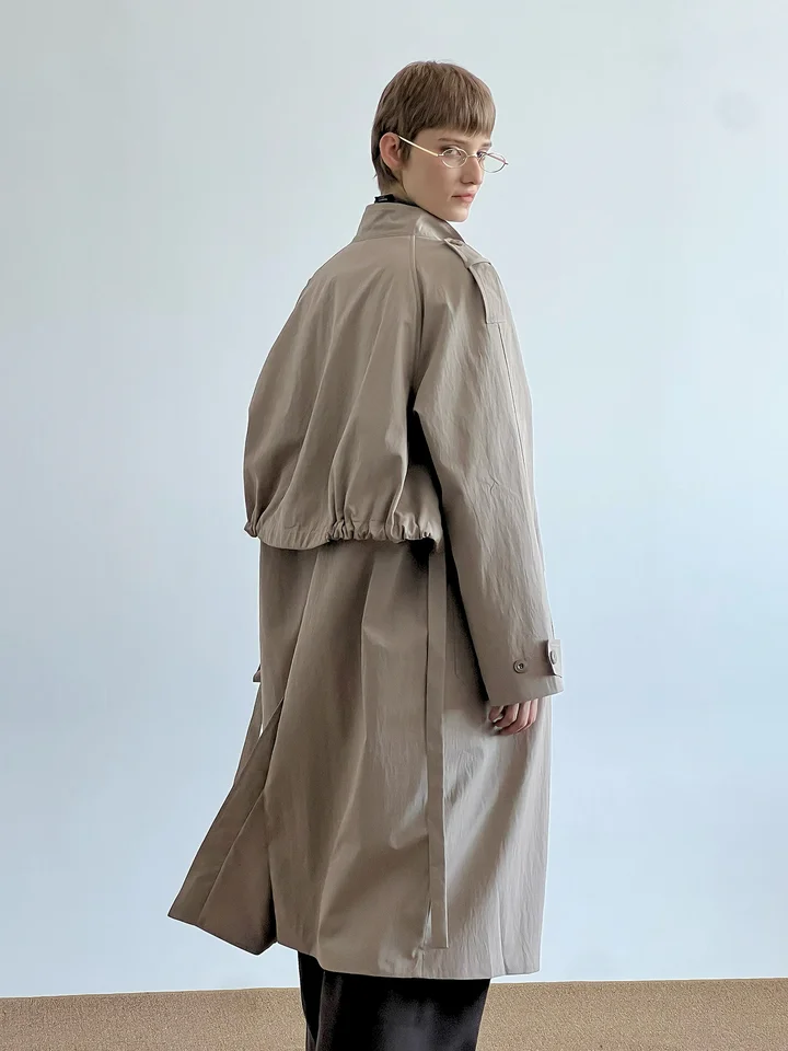後ろからの重ね着デザインが魅力的なトレンチコート【二重構造・スタイリッシュ】（セットアップ対応）