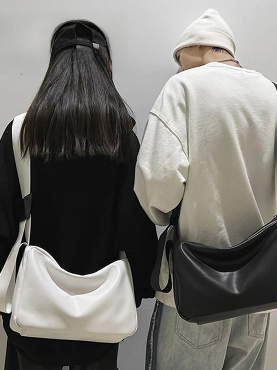 高級感あるソフトレザーのユニセックスショルダーバッグ：大容量・クッション型の使い方と実用性