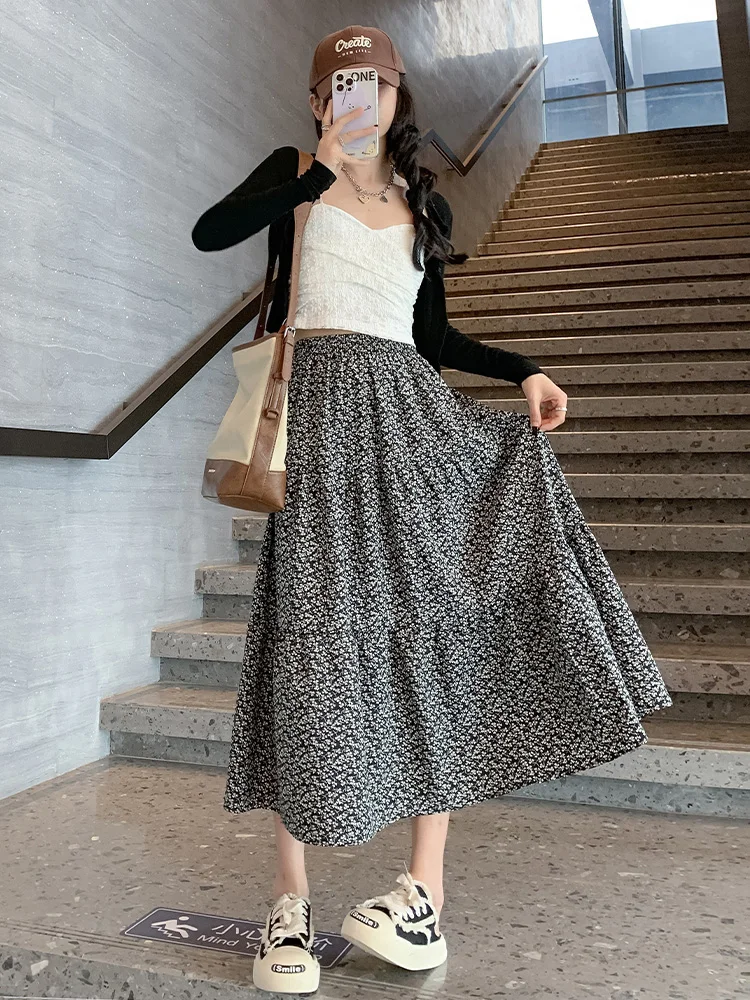 50代の女性が着やすいスカートは、花柄のハイウエストAラインがベスト？