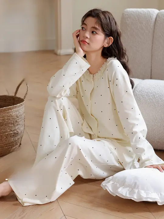 綿100%のドット柄長袖パジャマ【春秋用・ミルクホワイト・ラウンドネック・女性用】（セットアップ対応）
