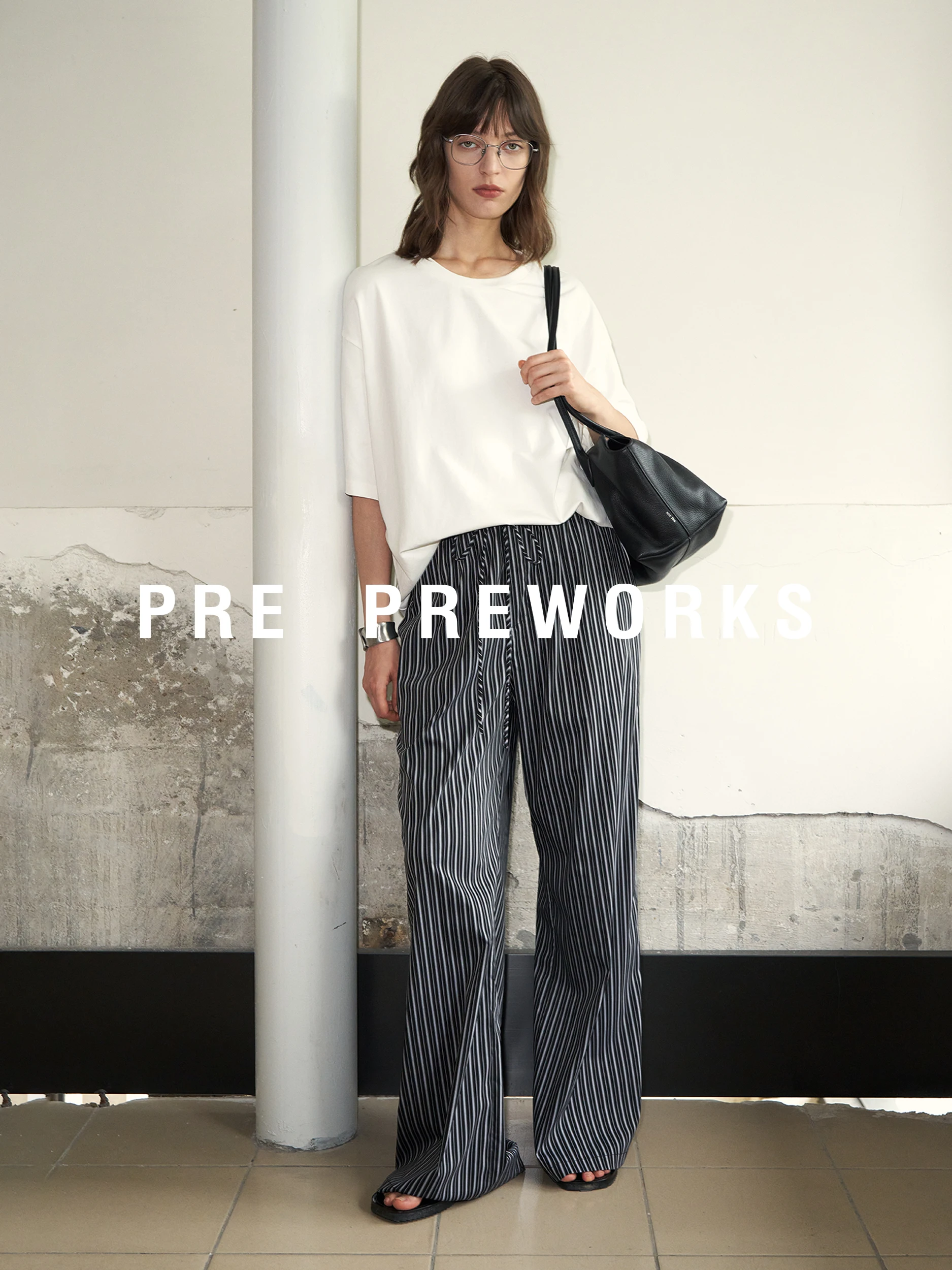 PRE PREWORKS ストライプ柄フィットカジュアルパンツ：通勤風のモダンデザインと高腰構造による脚のバランス調整