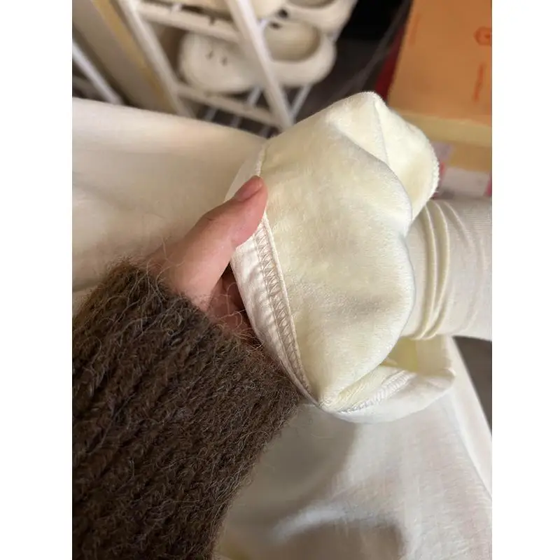 11月の通勤スタイルに欠かせない「クリームホワイトワイドパンツ」は、どう選ぶ？