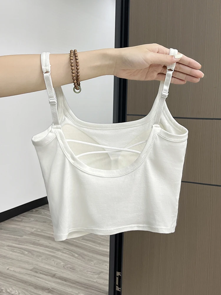 スクエアタンクトップの特徴と実用性：ホワイトスクエアネックビーチタンクトップの詳細解説