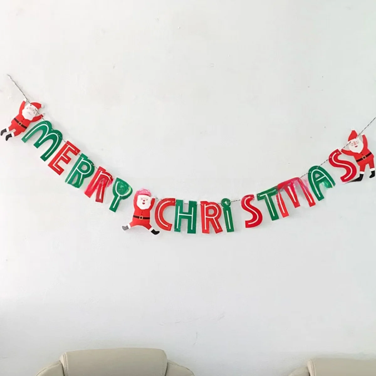 クリスマスツリーとジンジャーブレッドの紙製ガーランド：xmasとx'masの違いを解説