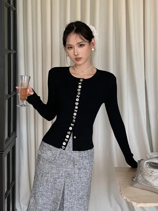 韓国風デザインのボタン列ファッショナブルカーディガン