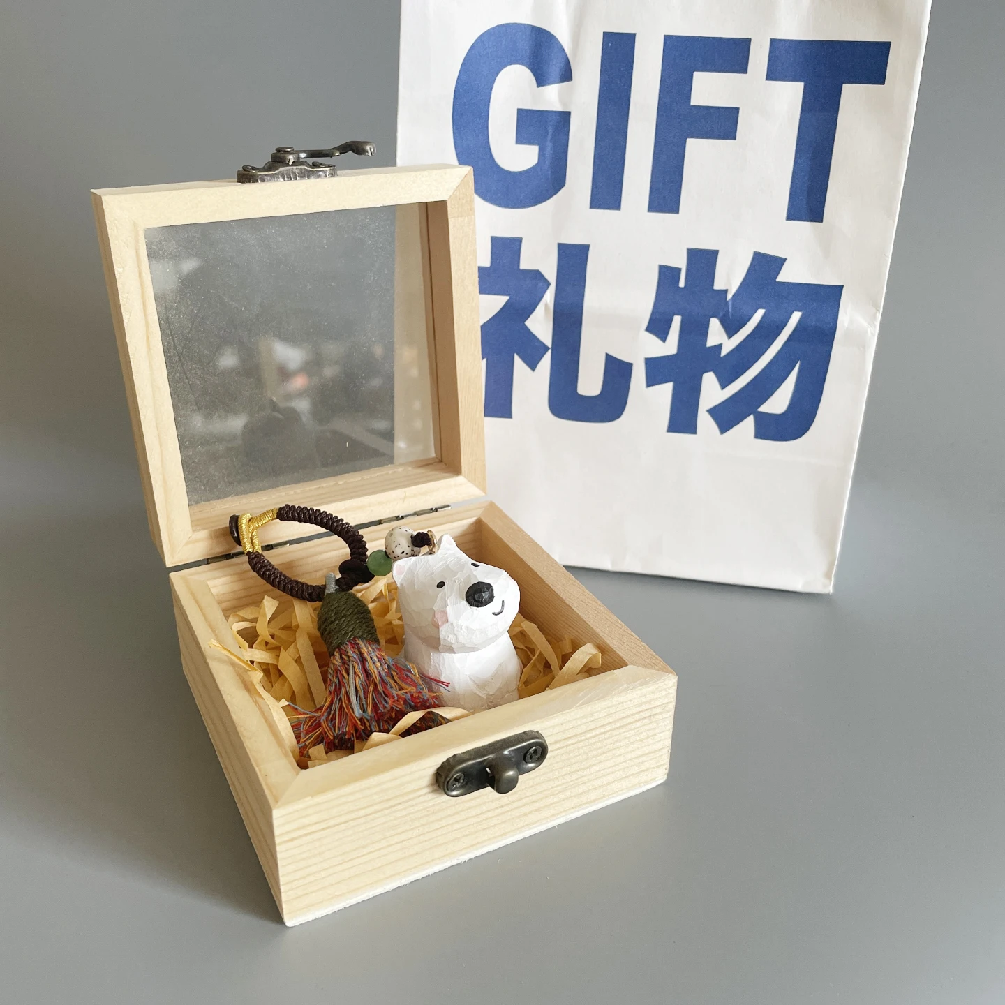 Happy Holidays にぴったりなギフトは、この木製のウェストハイランドキーホルダー？
