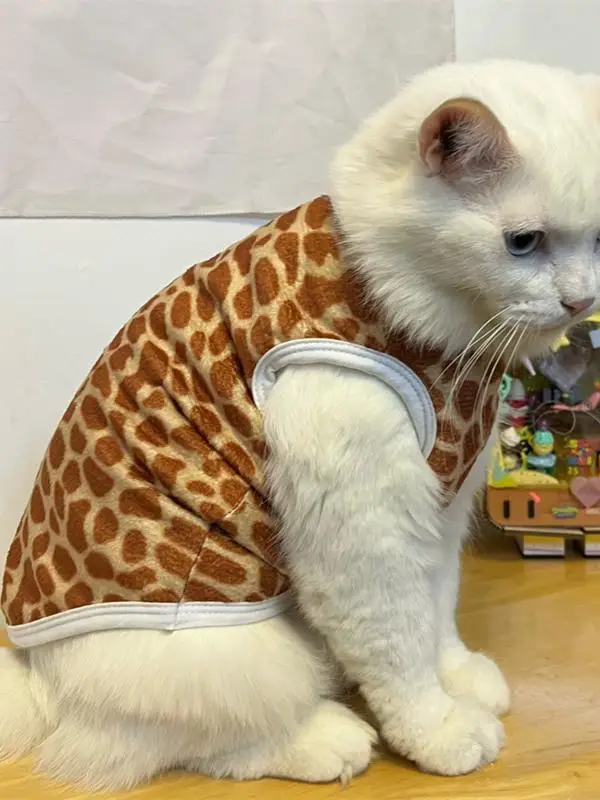 猫が冬に着るベストは、鹿柄のフリースが一番？