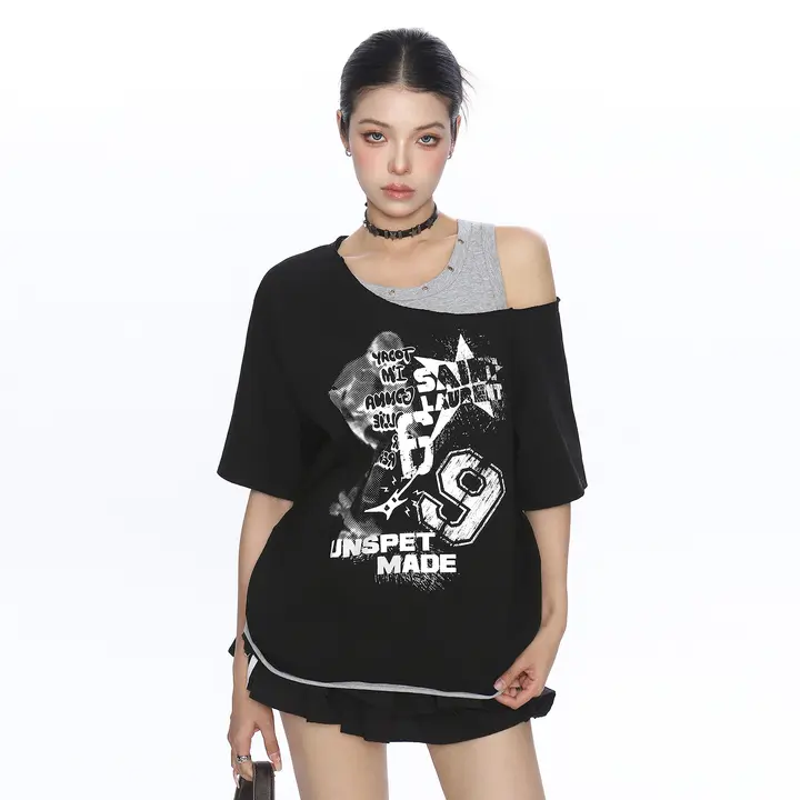 グラフィティデザインのオフショルダーショートスリーブTシャツ【夏用・ゆったりフィット】（セットアップ対応）