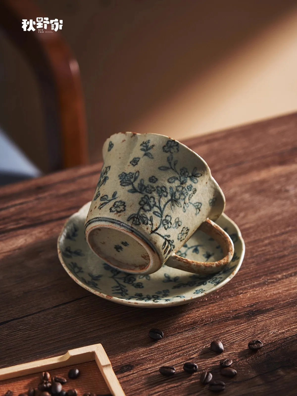 手描き花柄のコーヒーカップとソーサー：日本風レトロデザインで日常のコーヒーを彩る