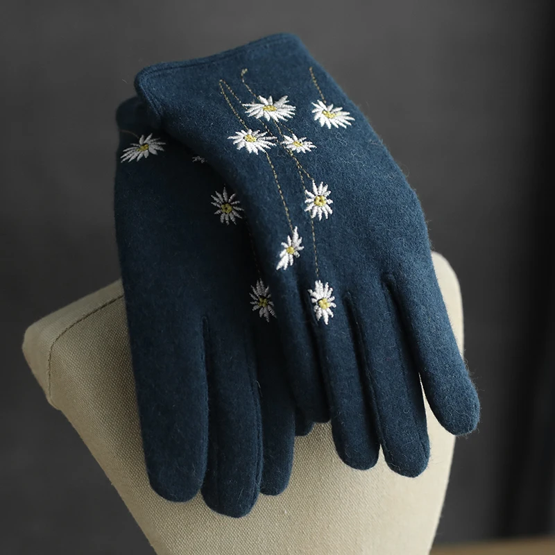 小 雛菊刺繍入りウール五本指手袋：秋冬期の手荒れ対策に最適な保温機能を備えた分指タイプ