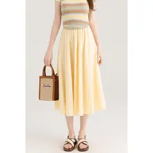 Aラインデザインの女性用黄色プリーツスカート【夏用・高腰・中長丈】