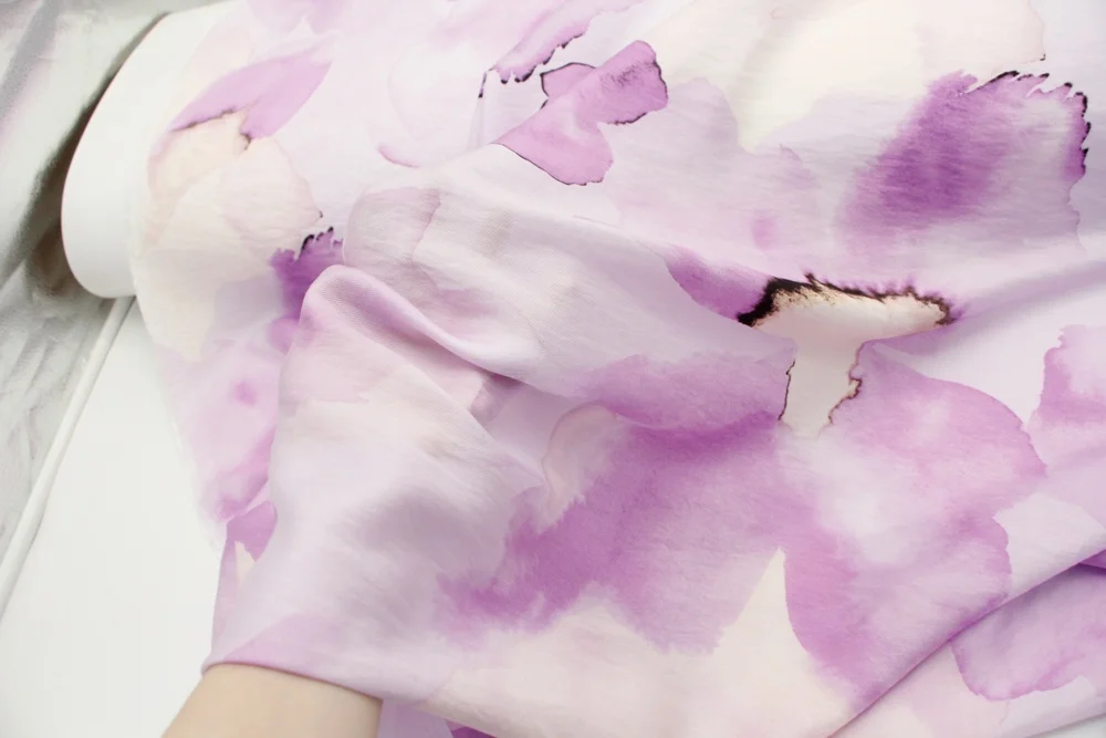 紫差し色の生地：薄手通気性のある大花柄シルクリネン【旗袍・漢服用】の実用性と選び方