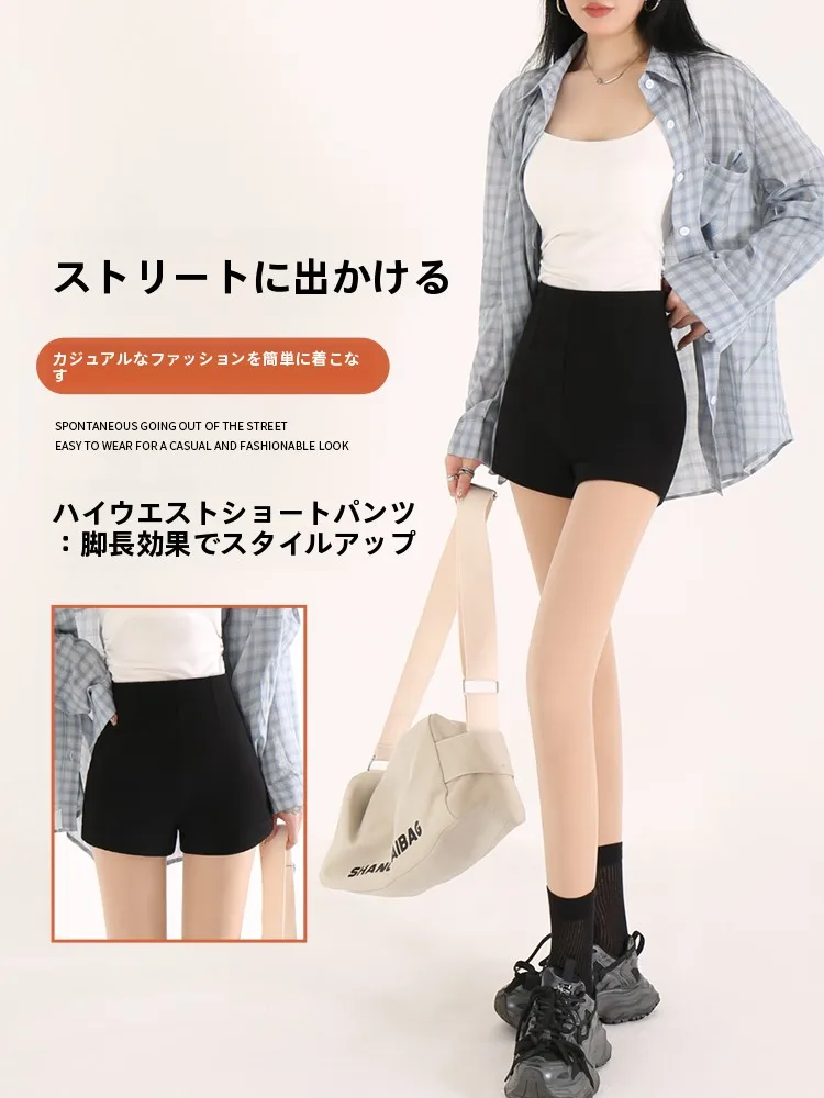 黒のハイウエストショートパンツ：ヒップアップ効果とAラインデザインの実用性を検証