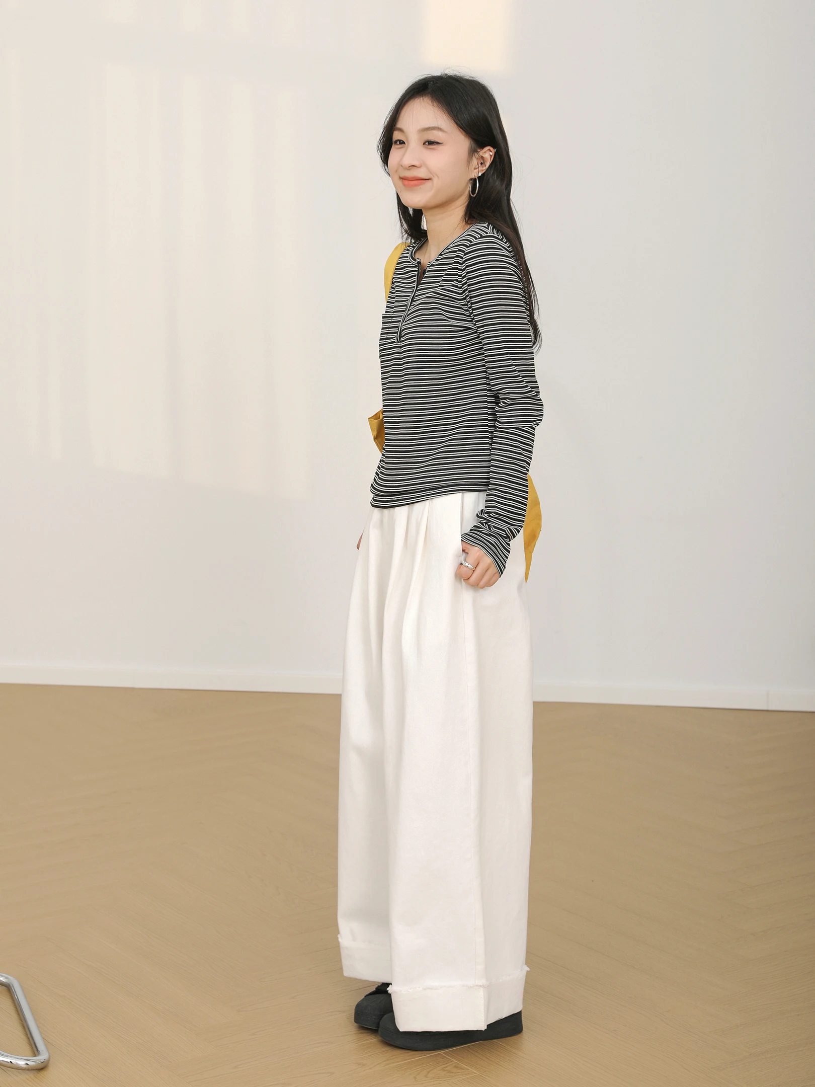 ワイド パンツ 裾折り：コットン製デニムパンツの実用的折り方と服装バランス