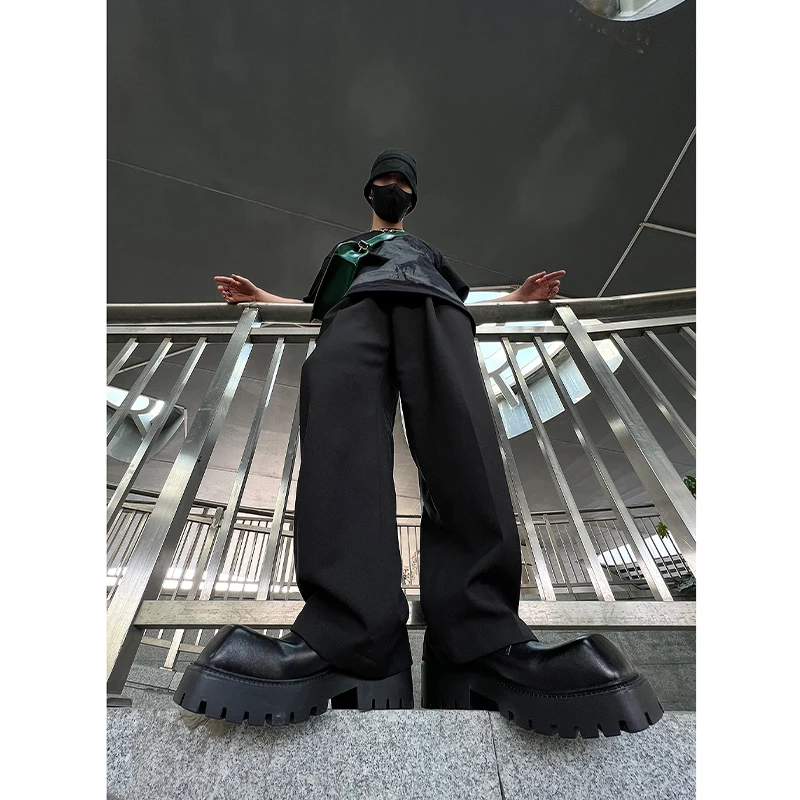 全身黒コーデで靴だけ白にしたいなら、どうやって着るの？