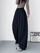 ブラックのフィットワイドレッグパンツ【春季用・カジュアルスタイル・フロアロング】