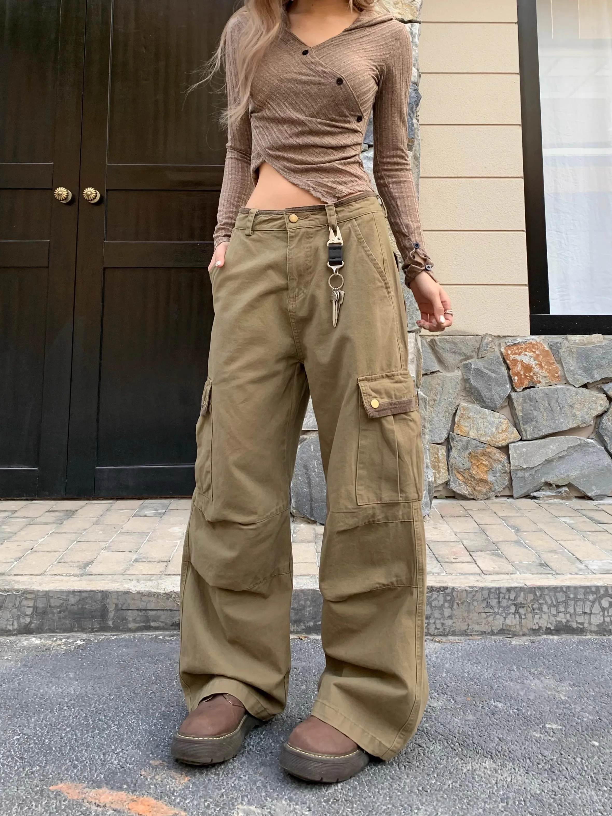 カーキブラウン色は本当に「落ち着いた大人の色」なのか？その本質をカジュアルな1着で解き明かす