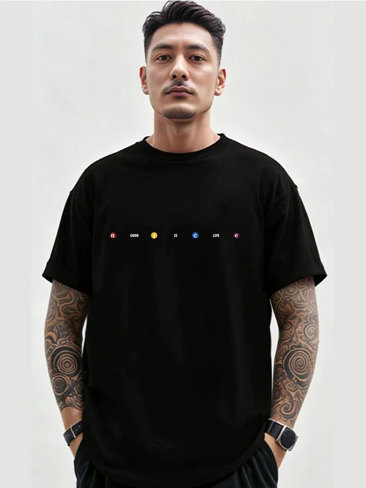 カラフルなアルファベットデザインのメンズTシャツ：メッセージ入りの夏用コットン製ゆったりフィットモデル