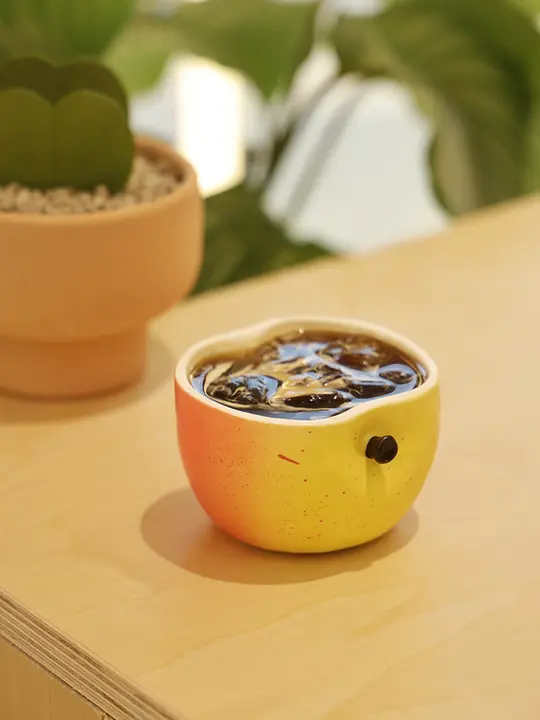 可愛いリンゴ型陶器カップ【家庭用・コーヒーカップ・プレゼント対応】