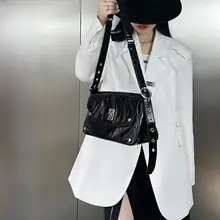 デザイン性の高い本革製ショルダーバッグ【斜め掛け・スタッズ付き・女性用】