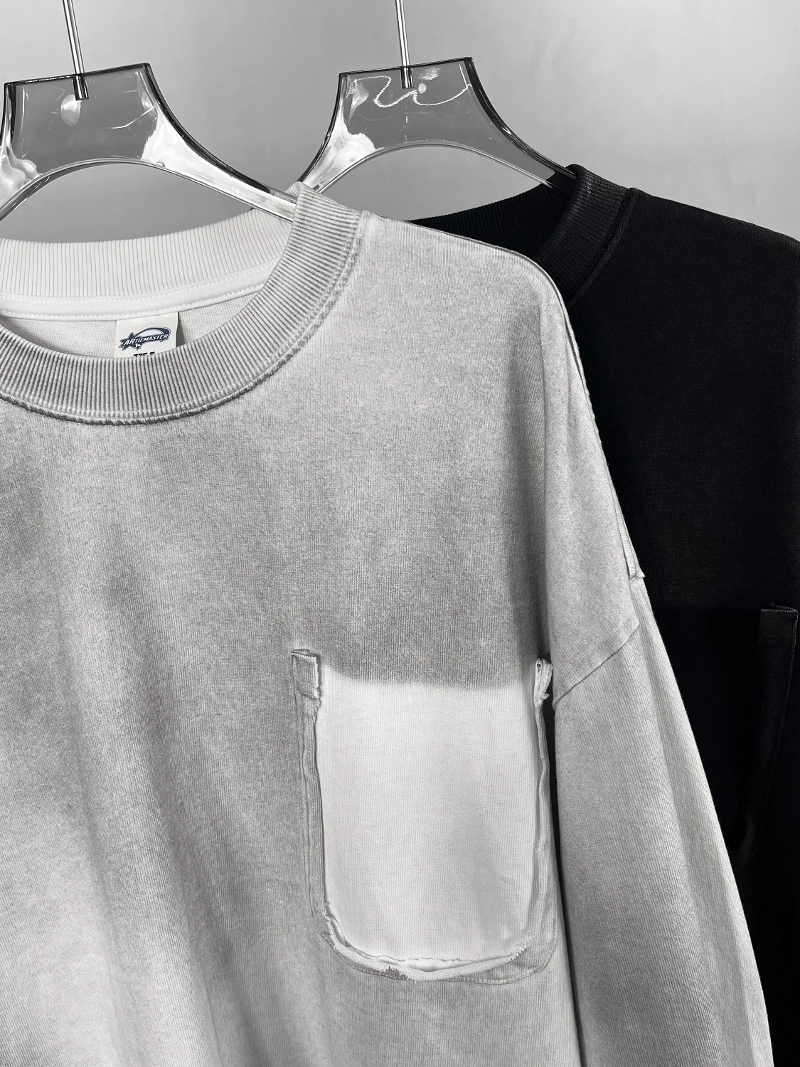 黒Tシャツが色褪せするのを防ぐには？Artiemasterのダメージ加工長袖Tシャツが解決する理由