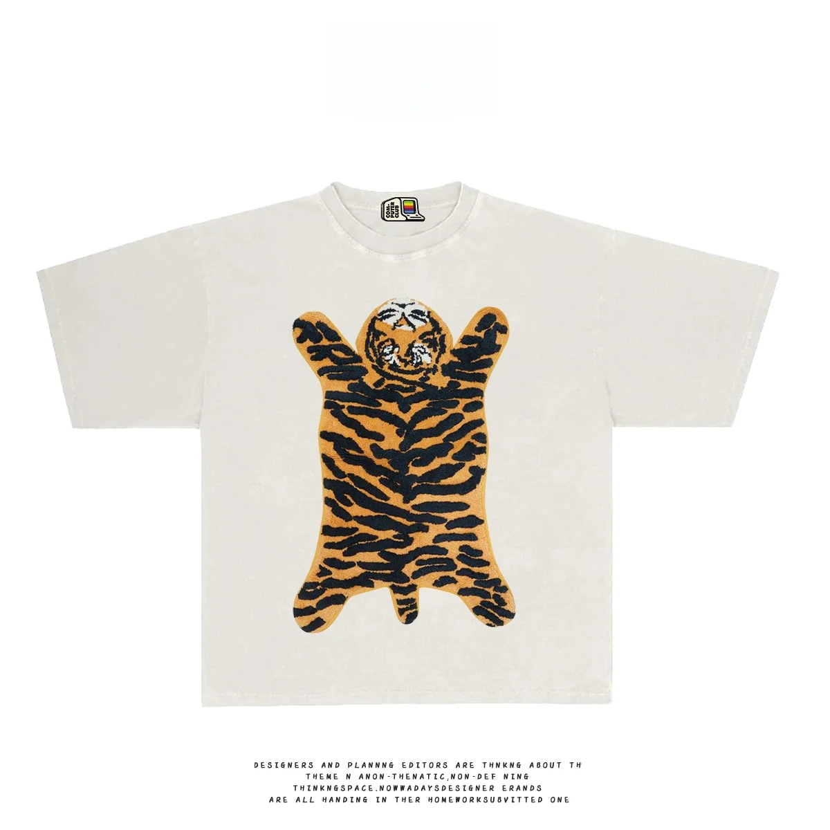 ストリート 男 が「街撮り」で自然に見えるTシャツは、これだ！