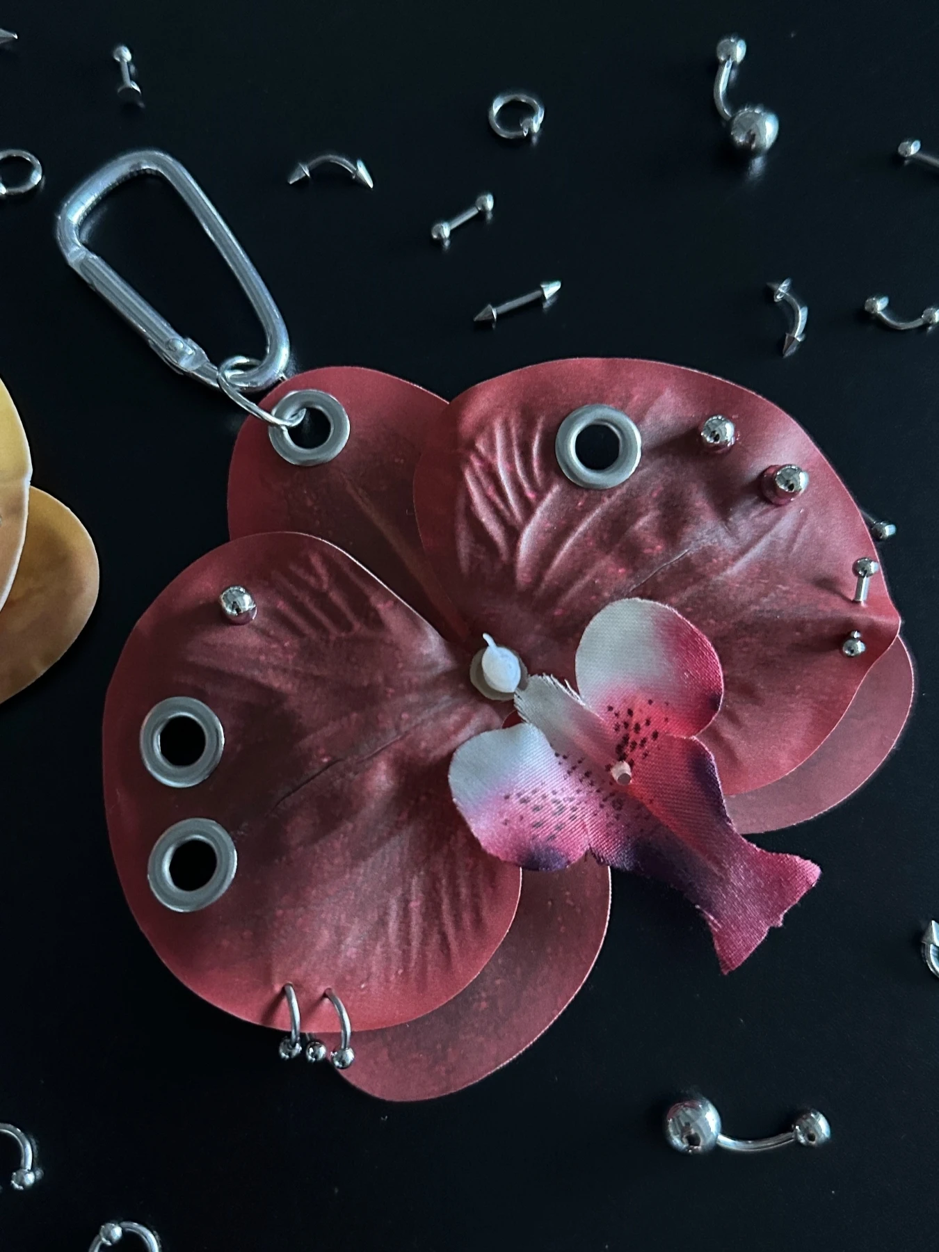 穴あけ不要デザインの花モチーフキーホルダー：手作りでオリジナルを簡単に作れる