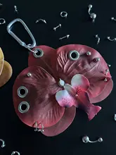穴あけ不要デザインの花モチーフキーホルダー【スタイリッシュな小物使いに最適】