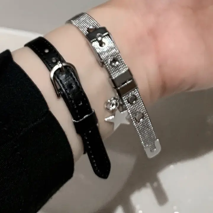 個性的な星柄デザイン！レザー製パンキッシュブレスレット【ユニセックス・重ね付け可能】