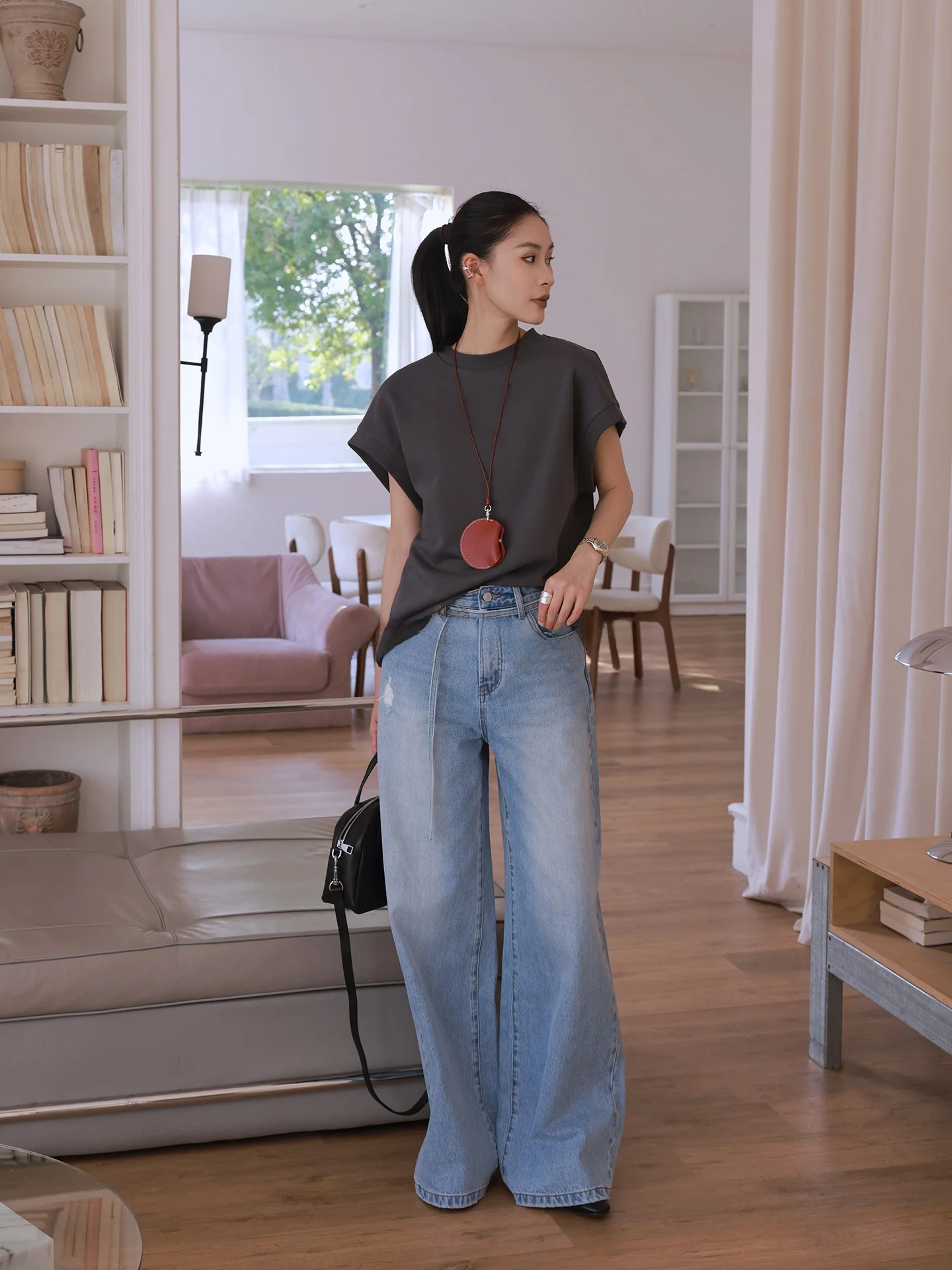 20代の女性が「通勤で気分をリセットする」Tシャツは、これだ？