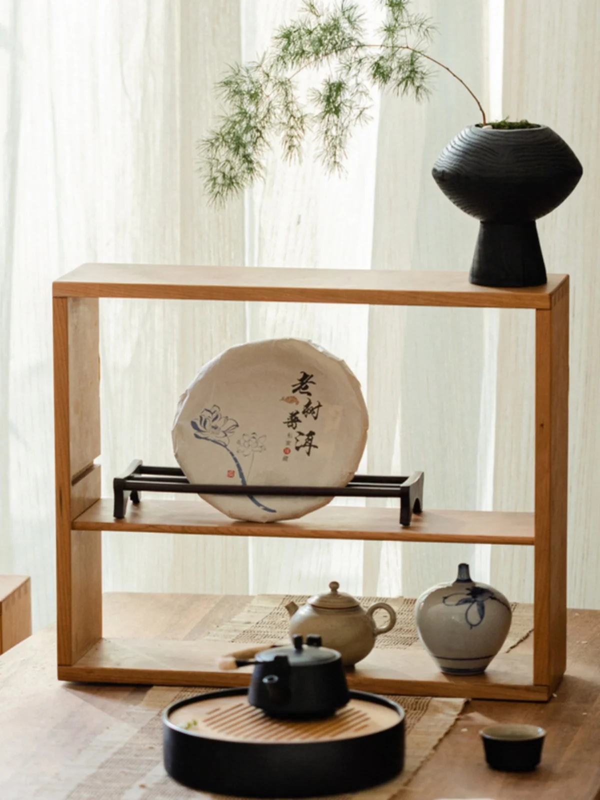 無垢材製壁掛け格子型収納ラック：新中式デザインでティーカップを美しく展示