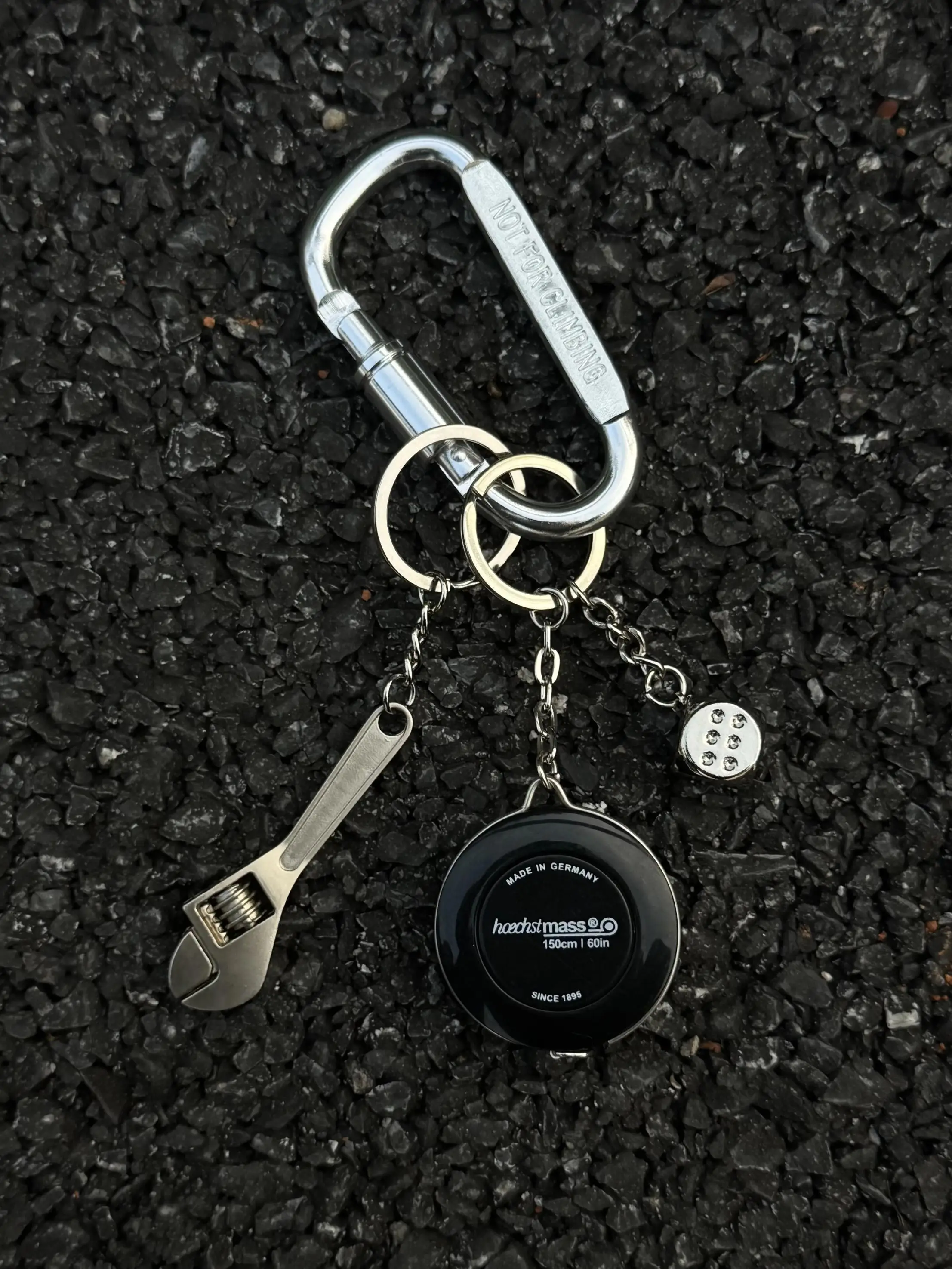カバンにつけるキーホルダーで失敗しない方法は？アンダー テール キーホルダーの本質を知れば、どんなシーンでも自然に使えるようになる