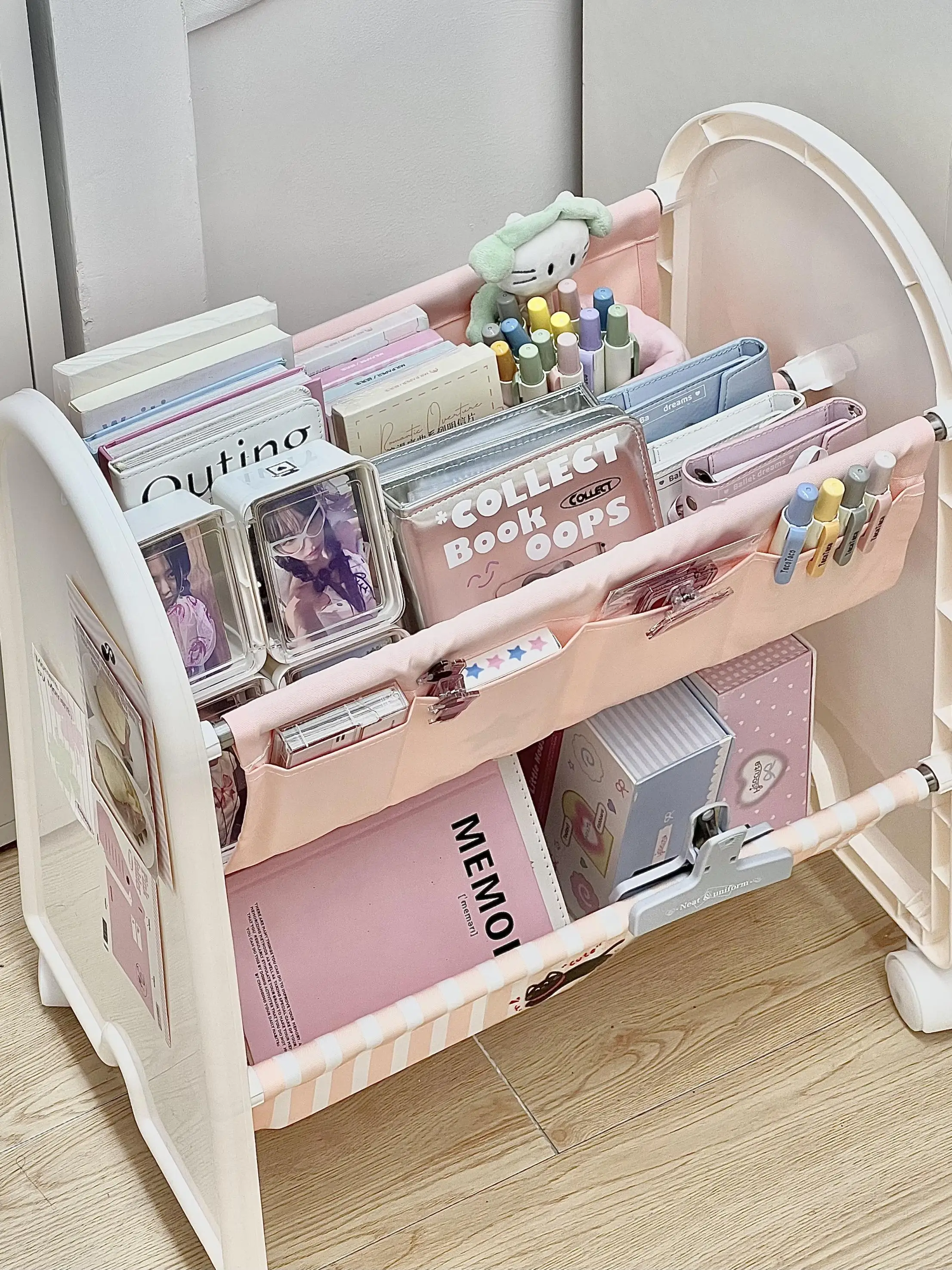 デスク下移動式キャリー：子供部屋の収納配置に最適な多層ラックの実用性解析