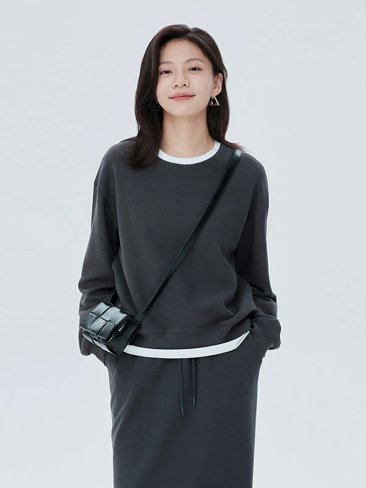 大人可愛い服 50代コーデ｜落ち感のある長袖トップスの定義と特徴