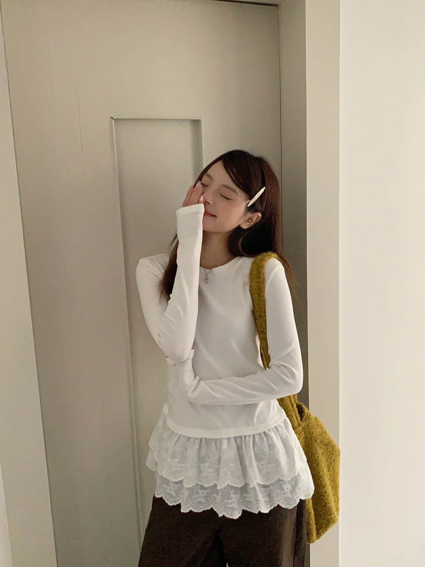 Tシャツの下に着る長袖 おしゃれな選び方：レーストリム付き長袖Tシャツの実用性とフィット感
