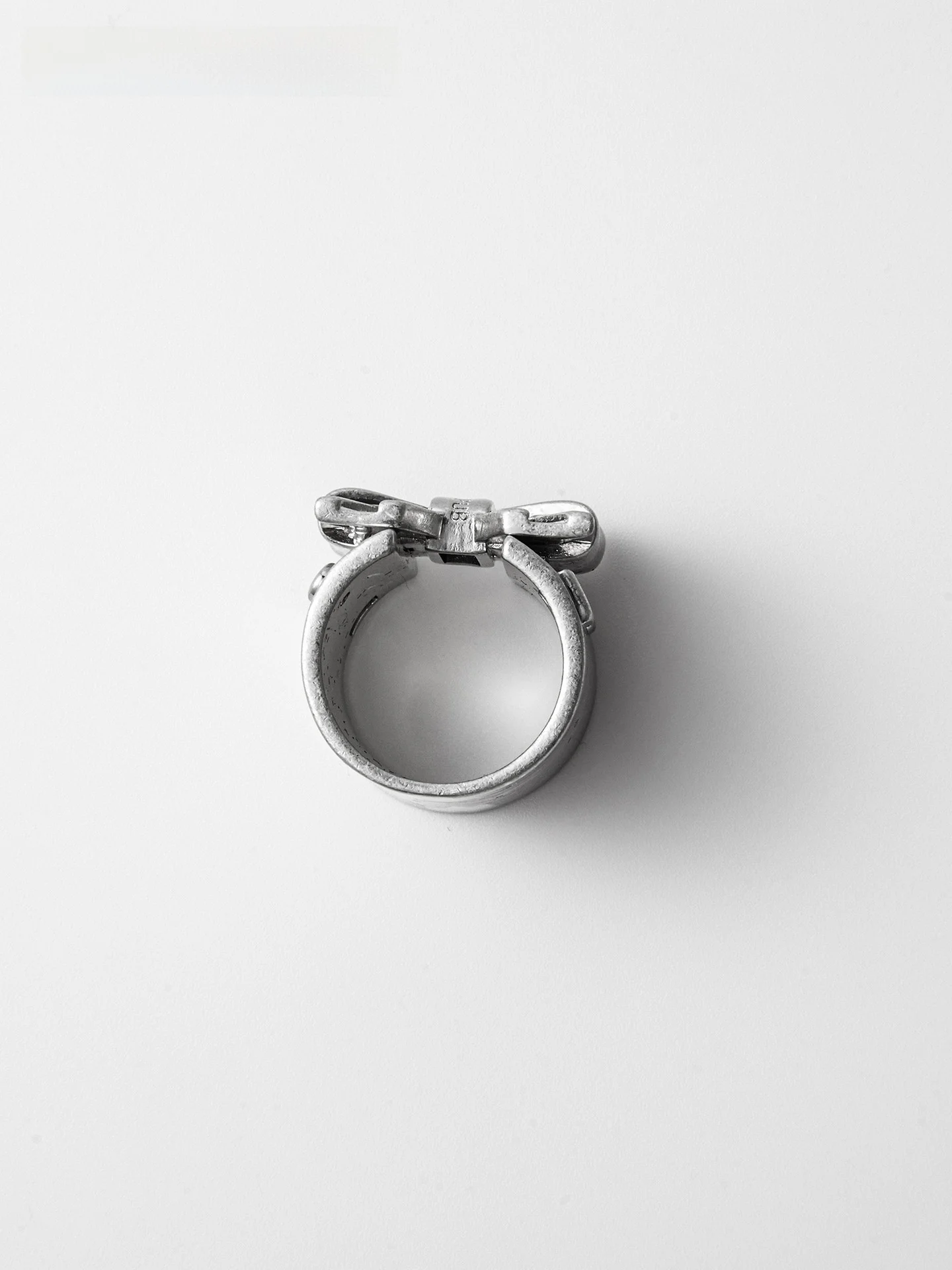 おしゃれな人が選ぶ 結婚指輪は、右手薬指に合うデザインが今注目なのか？
