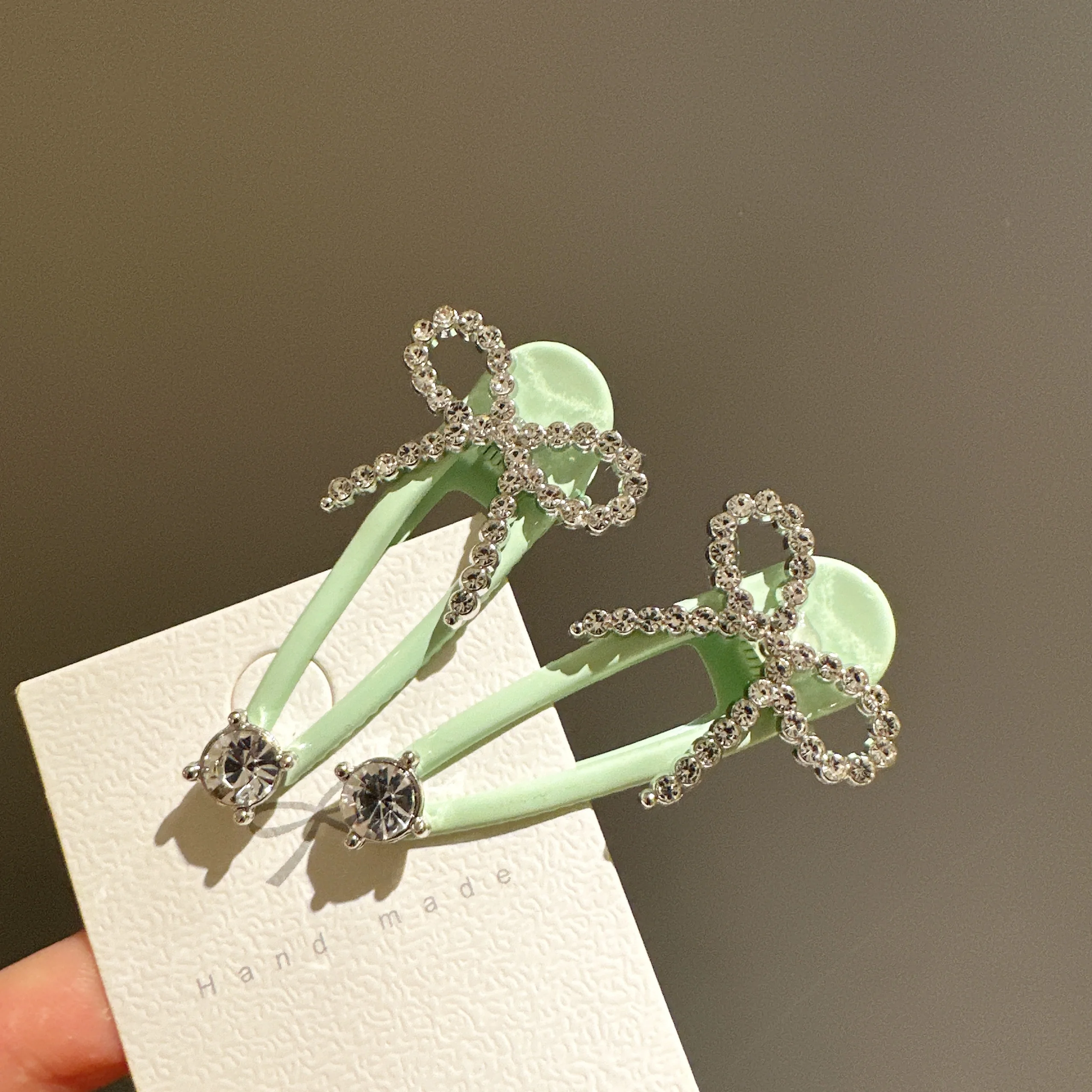薄荷グリーンリボンヘアクリップ：合金镀金素材の高級感と実用性を徹底解説