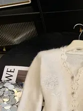 刺繍デザインのVネックカーディガン【春用・極上の柔らかさ・モヘア混】