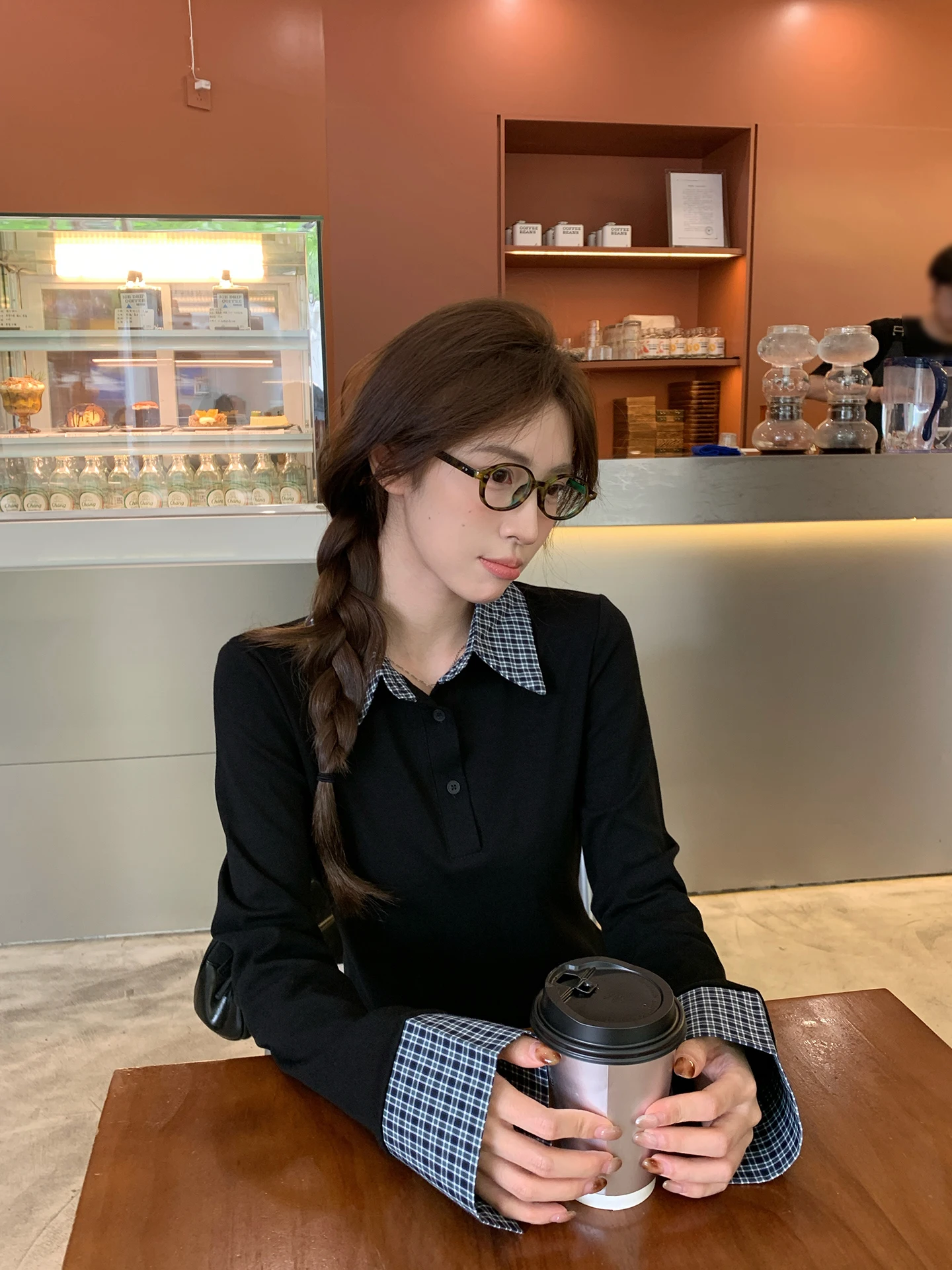 Tシャツの下に着る長袖インナー レディース おすすめモデル：黒ポロ襟デザインの秋冬対応長袖インナー