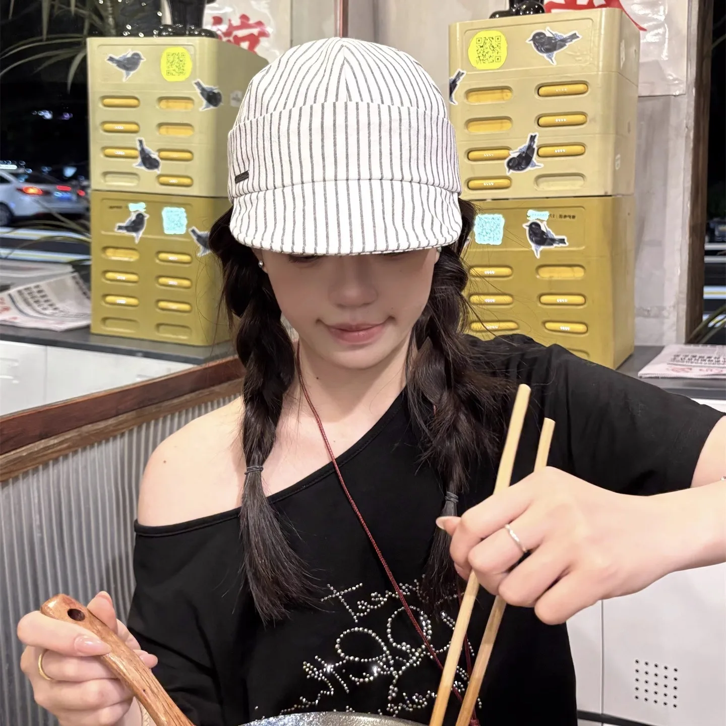 春夏用のレトロストライプキャップ：広めのつばと薄手が大顔をカバーするレトロスタイル